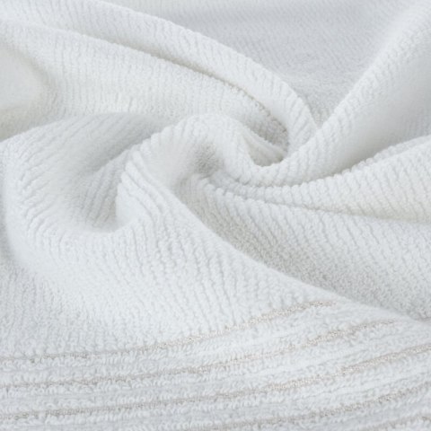 Ręcznik Lari 1 30x50 biały z ozdobną bordiurą przetykaną błyszczącą nicią 500 g/m2 Eurofirany Ręcznik Lari 1 30x50 biały z ozdobną bordiurą przetykaną błyszczącą nicią 500 g/m2 Eurofirany