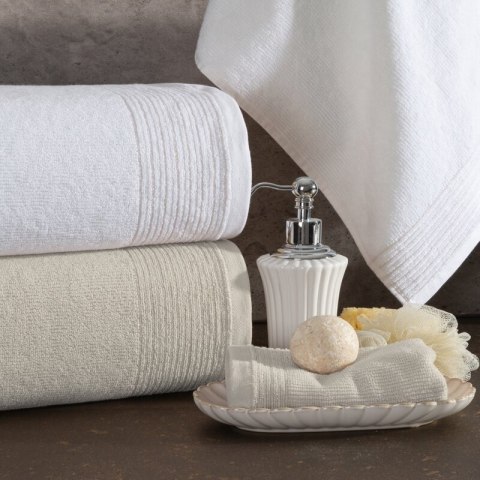 Ręcznik Lari 1 30x50 biały z ozdobną bordiurą przetykaną błyszczącą nicią 500 g/m2 Eurofirany Ręcznik Lari 1 30x50 biały z ozdobną bordiurą przetykaną błyszczącą nicią 500 g/m2 Eurofirany