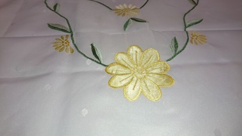 Obrus haftowany OR 50x100 biały w kropki żółte kwiaty ES1180/1 niska cena Obrus haftowany OR 50x100 biały w kropki żółte kwiaty ES1180/1 niska cena